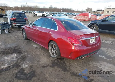 2018 Mercedes-Benz C 300 4Matic z USA, uszkodzony, nr VIN 55SWF4KB2JU272128